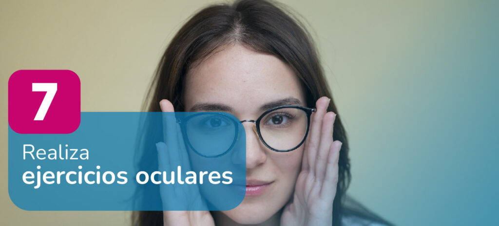Realiza ejercicios oculares para el cuidado de la salud visual.
